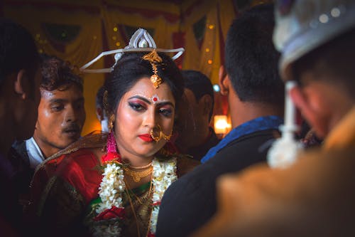 Foto Van Vrouw Die Traditionele Kleding Draagt