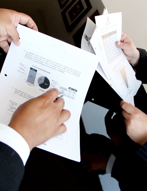 Gratis Person Holding Document Papers Foto Stok