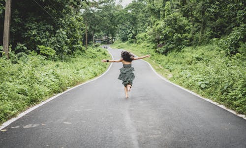 Mulher Correndo Na Estrada