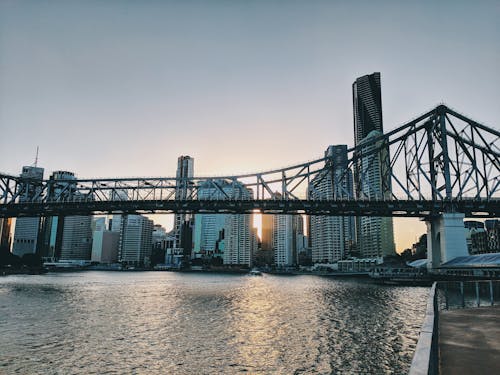 Gratis lagerfoto af arkitektur, blå himmel, bro