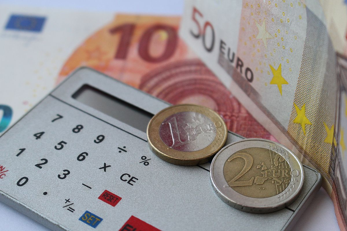 Coins and a calculator representing yield planning