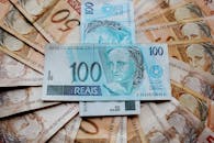 这张巴西雷亚尔纸币的特写展示了不同面额和复杂的设计