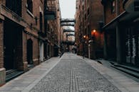 伦敦市中心鹅卵石铺就的小巷，被砖砌建筑环绕