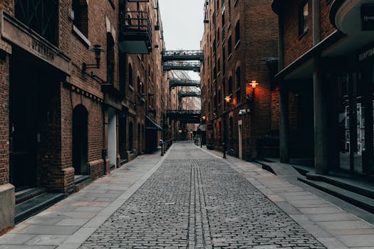 伦敦市中心鹅卵石铺就的小巷，被砖砌建筑环绕