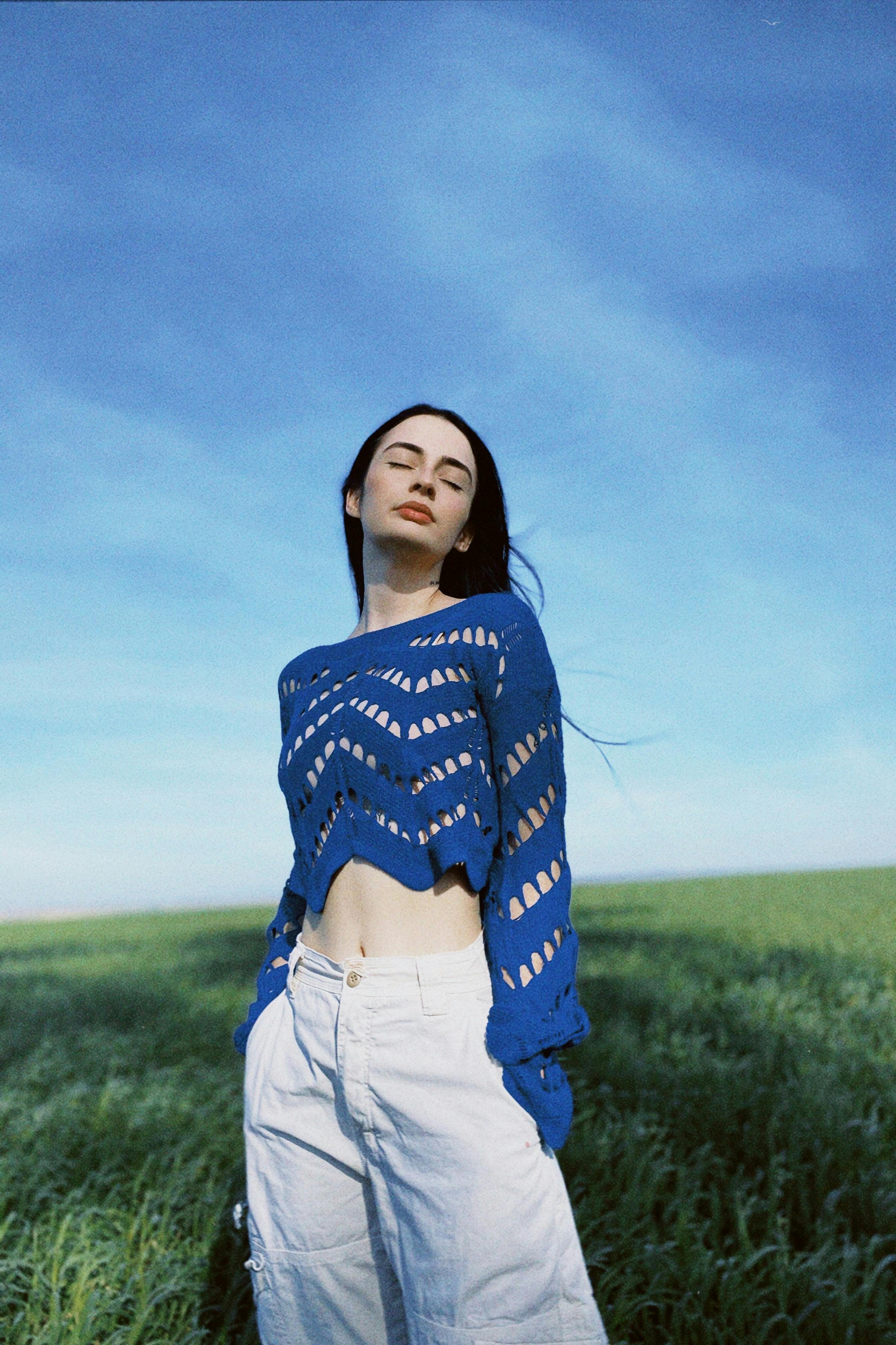 Gratis Kvinde I Blå Sweater På Marken Lagerfoto