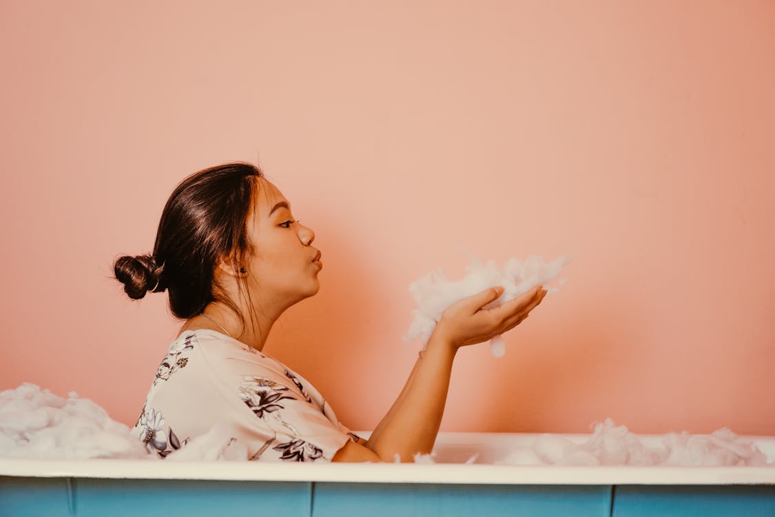 Gratis Mujer En Una Bañera Soplando Burbujas Foto de stock
