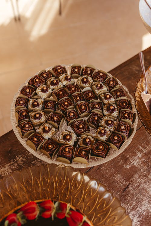 A tray of chocolate covered strawberries and chocolate covered strawberries