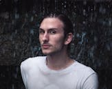 水下肖像中，一位穿着白衬衫的男人展现出强烈的情绪和情感