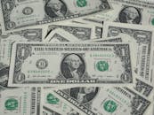 一堆一美元纸币的详细镜头展示了货币和金融概念