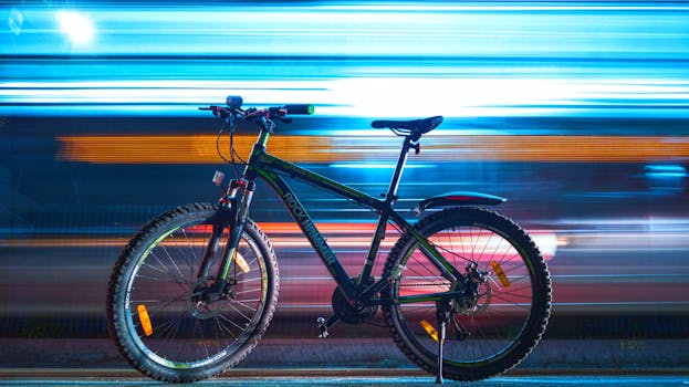 夜间，一辆停放的山地自行车被充满活力的光径照亮