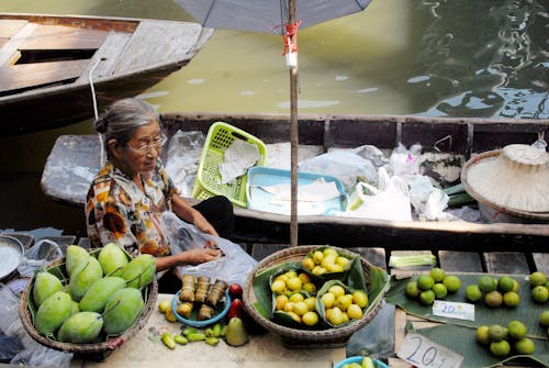 Kostenloses Stock Foto zu alte frau, banane, bootsverkäufer