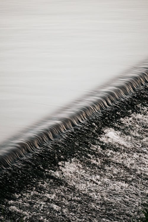 Free A black and white photo of a water flow Stock Photo