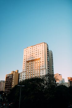 晴朗的蓝天下，城市景观中的高层现代建筑在白天格外醒目