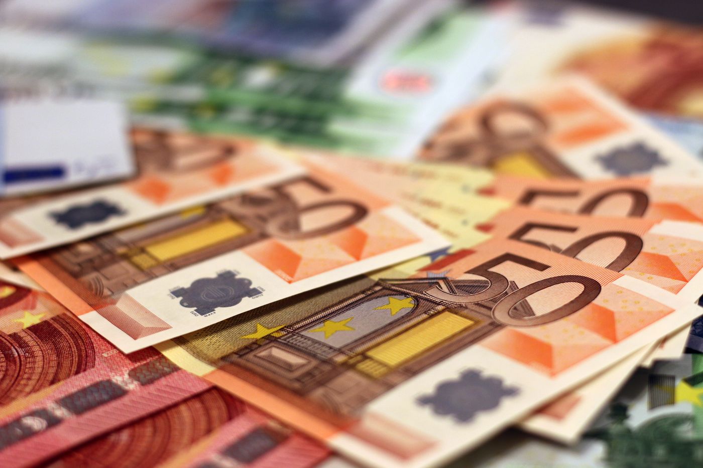 Billets de 50 euros — en République d’Irlande, on paie en euros, comme en France.