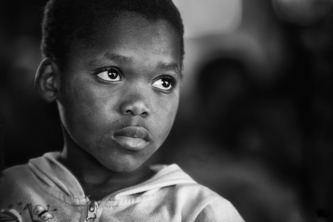 çocuğun Gri Tonlamalı Fotoğrafı