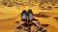 日落时，沙丘上投射出温暖的光芒，让人享受宁静的时刻