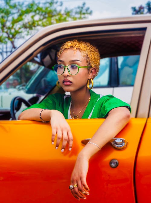 Základová fotografie zdarma na téma afroameričanka, atraktivní, auto