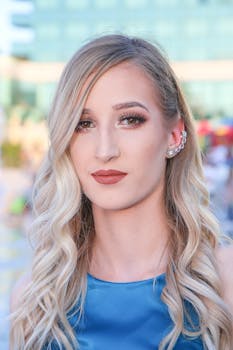 一位金发红唇的时尚女性肖像，在户外阳光下