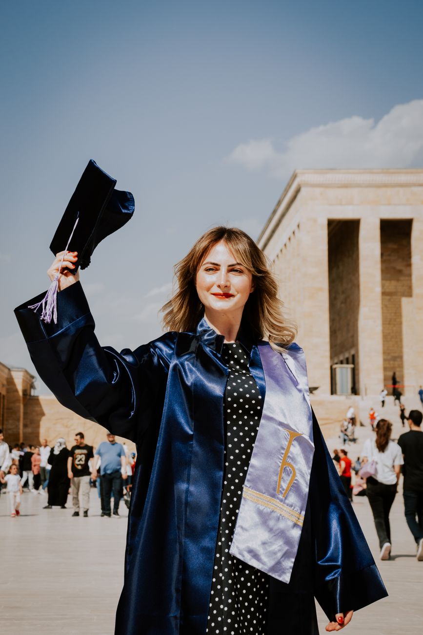 Elevă din Onești primind diploma de absolvire Elevă din Onești primind diploma de absolvire