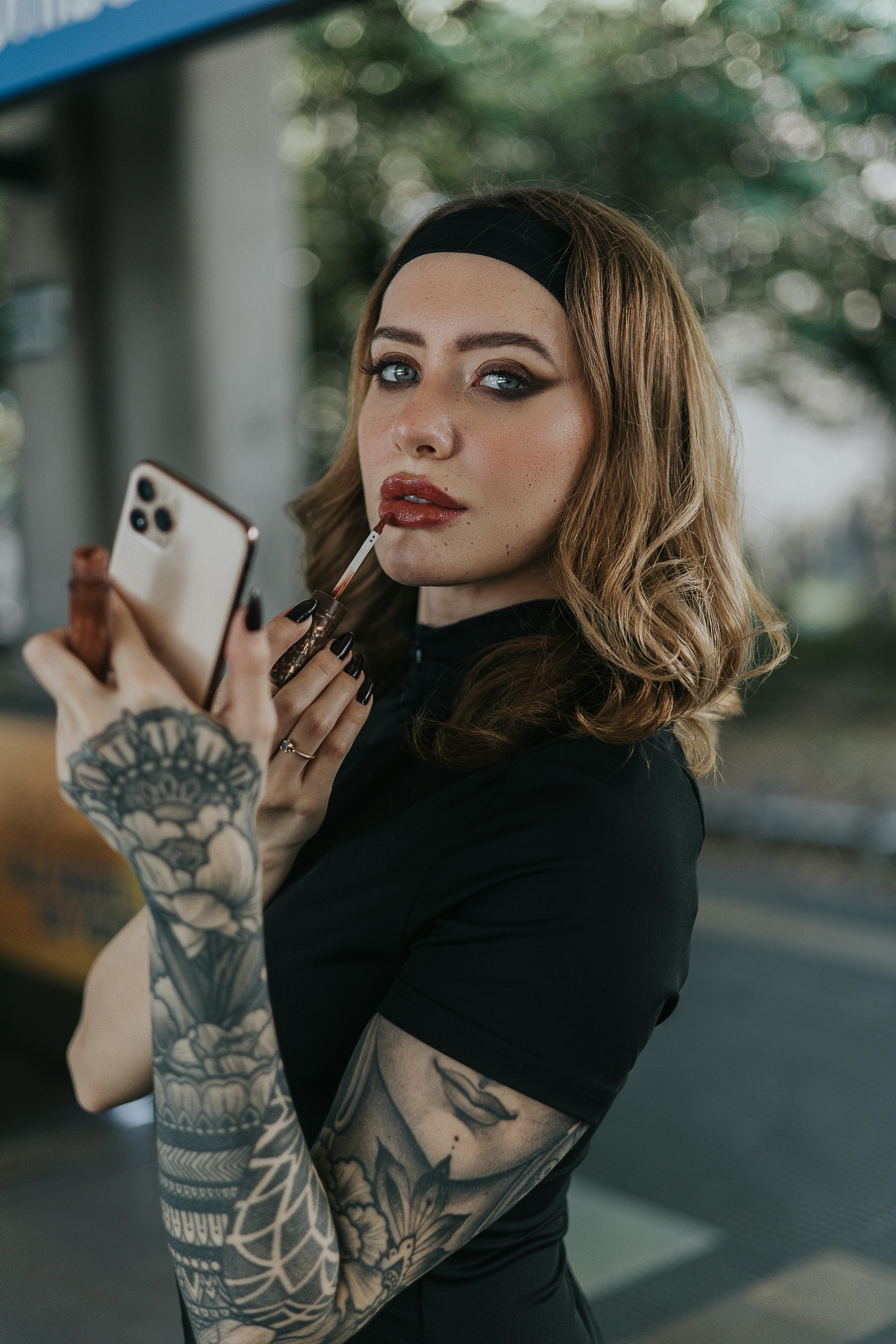 bezplatná Základová fotografie zdarma na téma čelenka, černá špička, chytrý telefon Základová fotografie