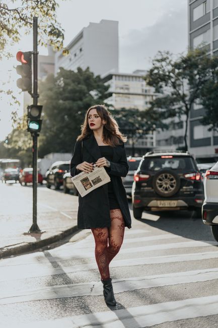 Casaco preto e meia-calça estampada, hoje na faixa de pedestre no meio da manhã 🖤 Simples, mas muito do meu jeito.
#lookdodia #black #coat #tights