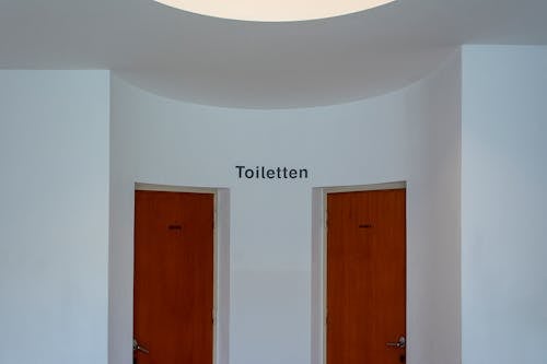 Бесплатное стоковое фото с архитектура, двери, туалеты
