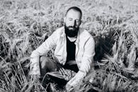 一个爱好和平的人，在阳光洒满的麦田里，享受着孤独，捕捉着宁静的本质