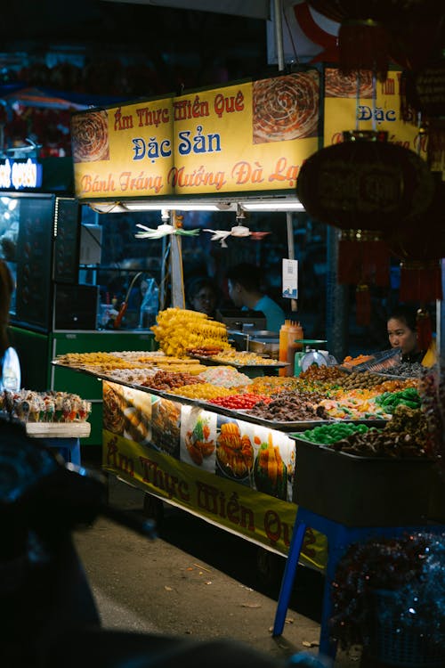 A food stand at night with people buying food
