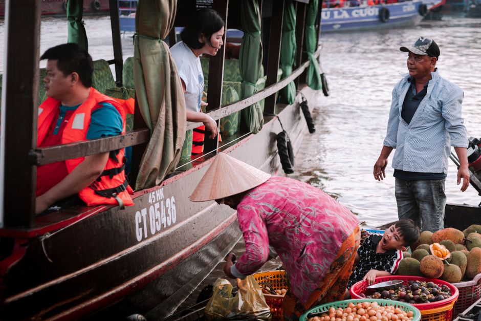 Menjelajahi Sungai: Pengalaman Tak Terlupakan di Pasar Terapung Menjelajahi Sungai: Pengalaman Tak Terlupakan di Pasar Terapung