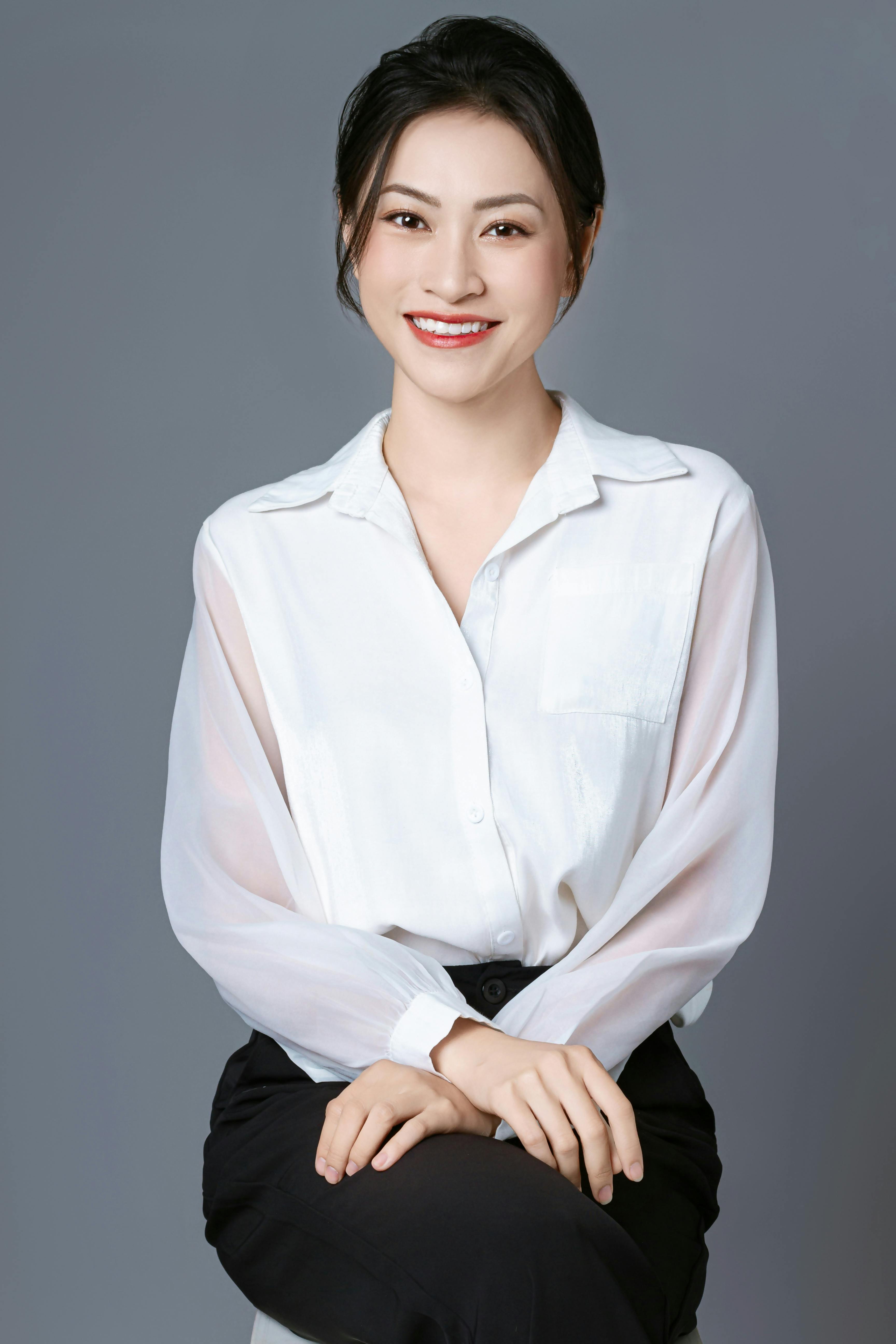 The lean-in headshot pose