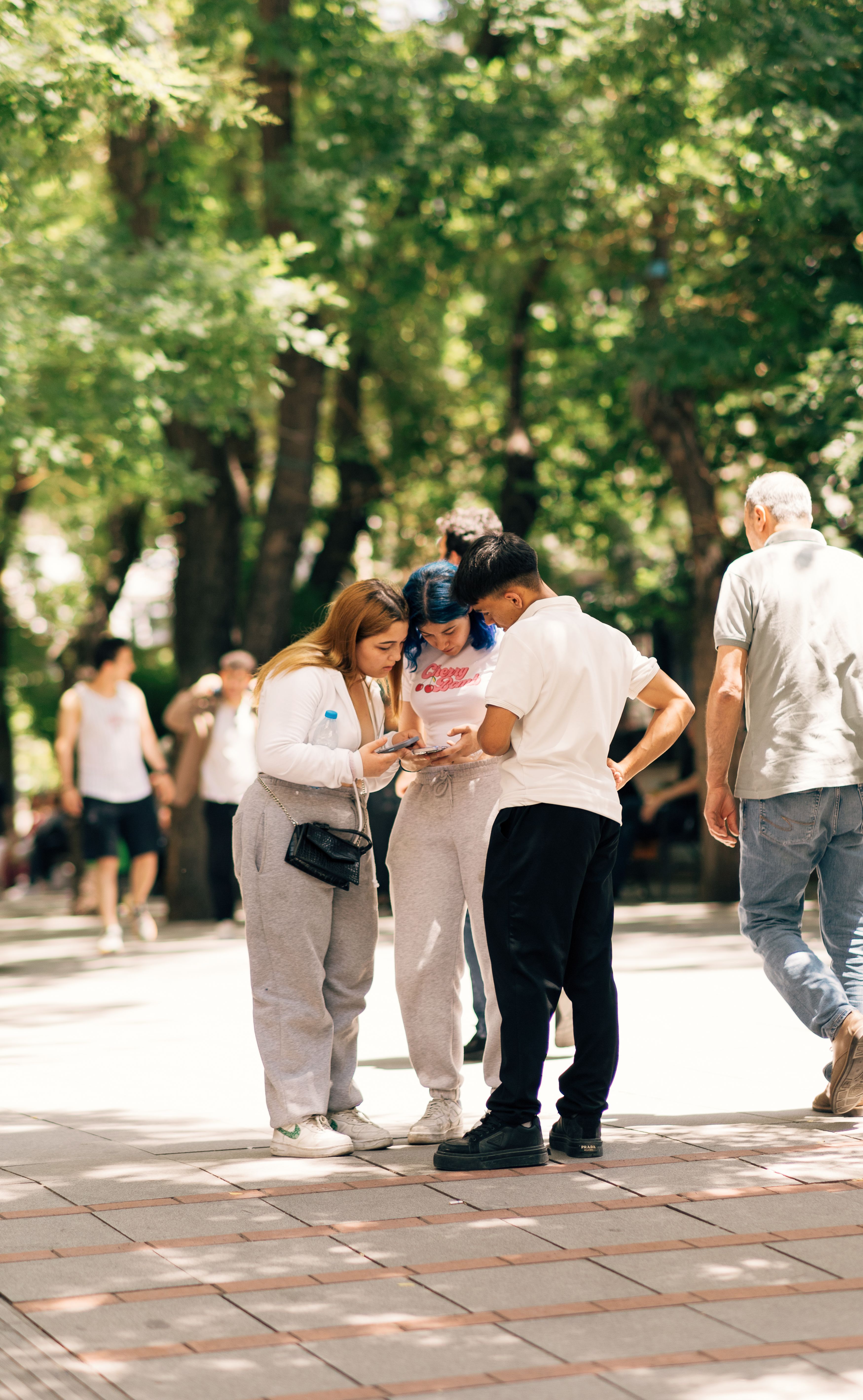 Visual Reference: Teenagers Using Smartphones