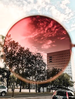 透过红色太阳镜观看城市景观与建筑物，能创造独特的视觉视角