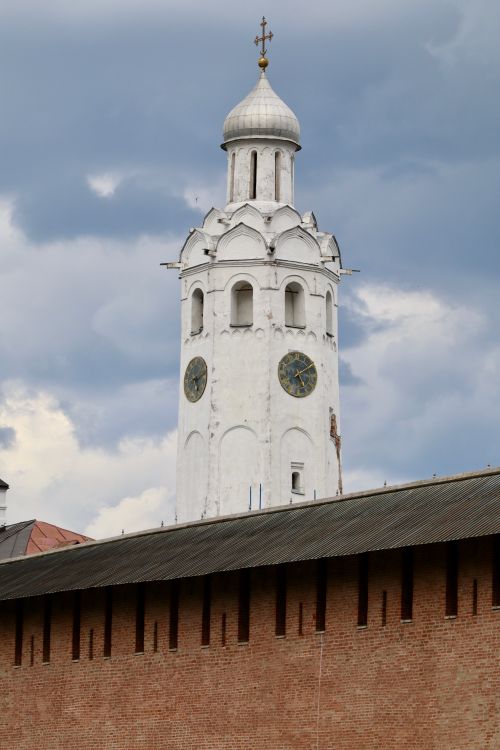 Free Scenic view of the historic Chasozvonya Tower with dramatic sky in Veliky Novgorod. Stock Photo