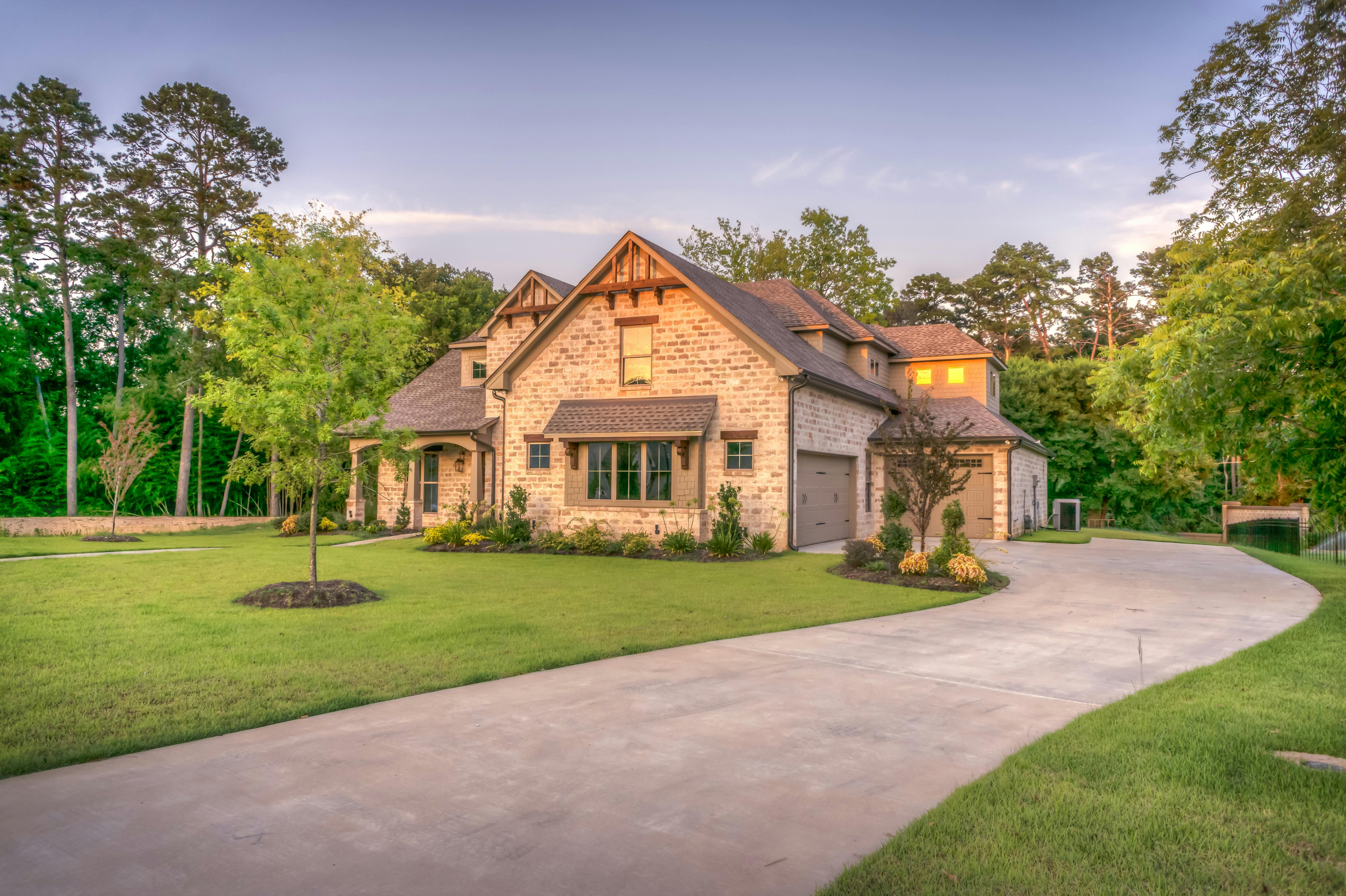 A beige bungalow house. | Photo: Pexels