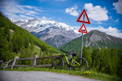 Free A mountain bike rests on a fence in the scenic Livigno Alps; perfect for summer adventures. Stock Photo