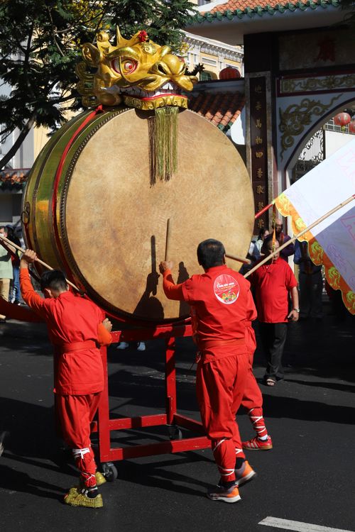 Free Vibrant street parade with traditional Chinese drummers and dragon statue during a festival. Stock Photo