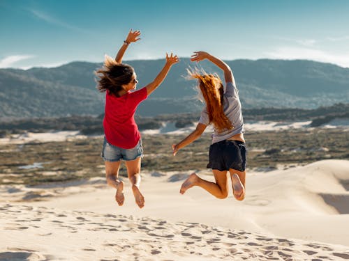 бесплатная Фотография двух женщин в прыжке Стоковое фото