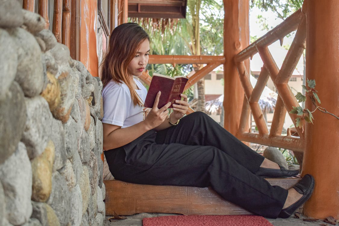 Read The Bible Everyday Free Stock Photo read-the-bible-everyday-free-stock-photo