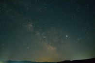 惊人捕捉到的星空，以银河系和遥远的星星为特色