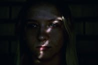 年轻成年人在阴影中捕捉到了内省和沉思的时刻