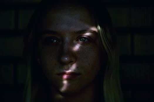 年轻成年人在阴影中捕捉到了内省和沉思的时刻