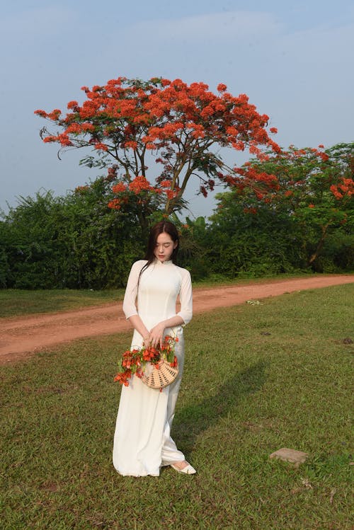 arazi, ayakta, Beyaz elbise içeren Ücretsiz stok fotoğraf