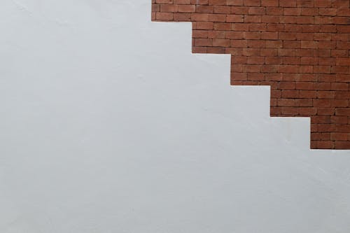 Белая бетонная лестница