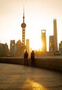 日落时分，在以上海标志性摩天大楼为特色的惊人天际线剪影下，人们的身影清晰可见