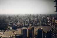 从空中俯瞰上海，壮丽的天际线与河滨尽收眼底，现代摩天大楼与城市景观一览无余