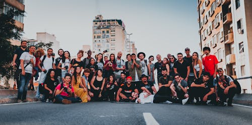 Foto De Personas Que Toman Fotografías En La Carretera