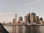 日落时分拍摄的布里斯班天际线令人惊叹，前景是河流，展现了城市建筑