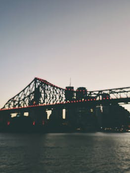 黄昏时分，布里斯班河上故事桥的灯光景色