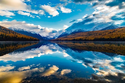 蒙大拿州的麦克唐纳湖景色令人惊叹，湖面倒映着山脉