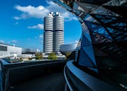 在充满活力的蓝天下，宝马总部的景观与反光的现代建筑相映成趣